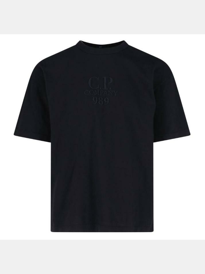 [CP 컴퍼니] 25SS 로고 자수 티셔츠 블랙 18CMTS284A 005697G 999