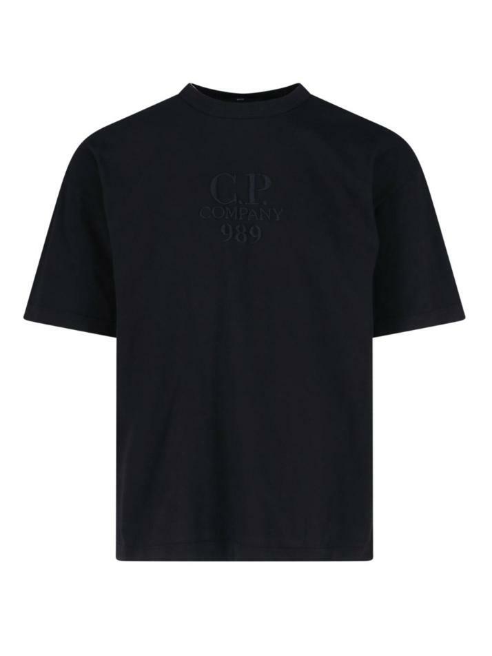 [CP 컴퍼니] 25SS 로고 자수 티셔츠 블랙 18CMTS284A 005697G 999