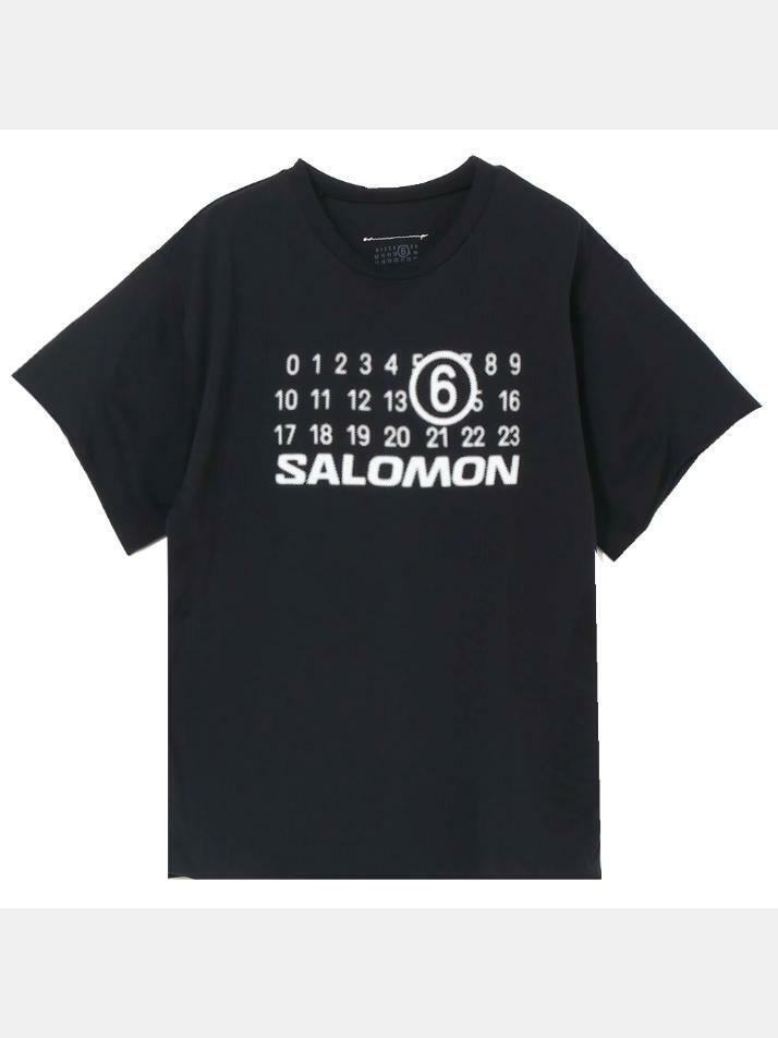 [메종 마르지엘라] 25SS 여성 X SALOMON 그래픽 크루넥 티셔츠 블랙 S52GC0345 M20101 900