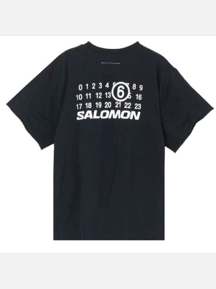 [메종 마르지엘라] 25SS 여성 X SALOMON 그래픽 크루넥 티셔츠 블랙 S52GC0345 M20101 900