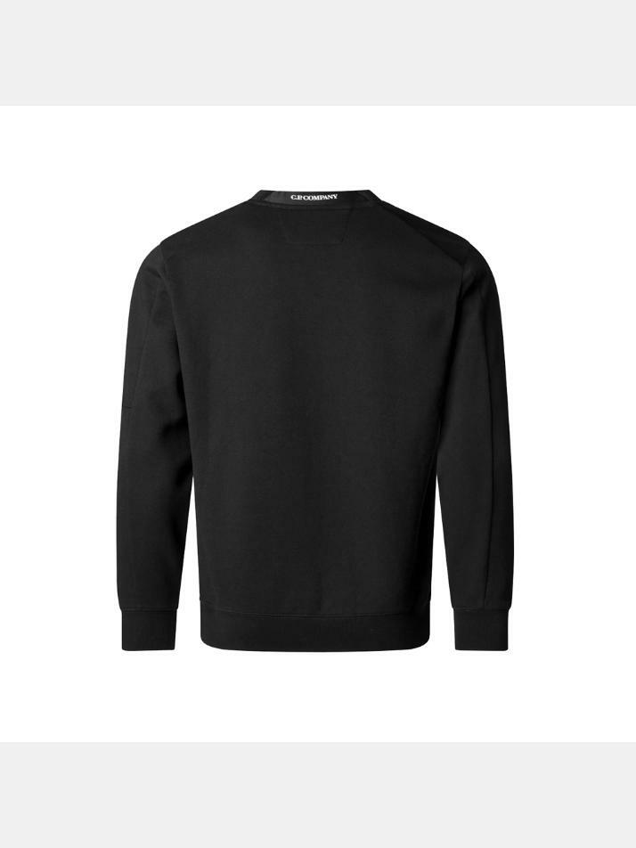 [CP 컴퍼니] 25FW 렌즈 와펜 디아고날 크루넥 기모 맨투맨 블랙 RCCMSS713A 005086W 999