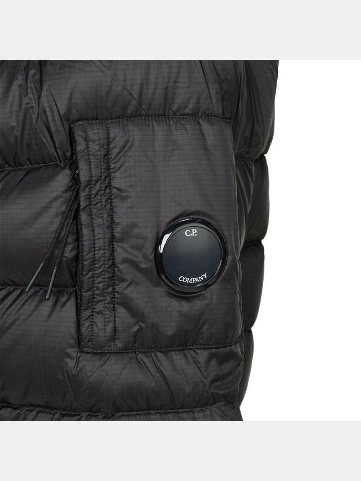 [CP 컴퍼니] 25FW DD 쉘 렌즈 와펜 블루종 패딩 자켓 블랙 19CMOW001A 110416A 999