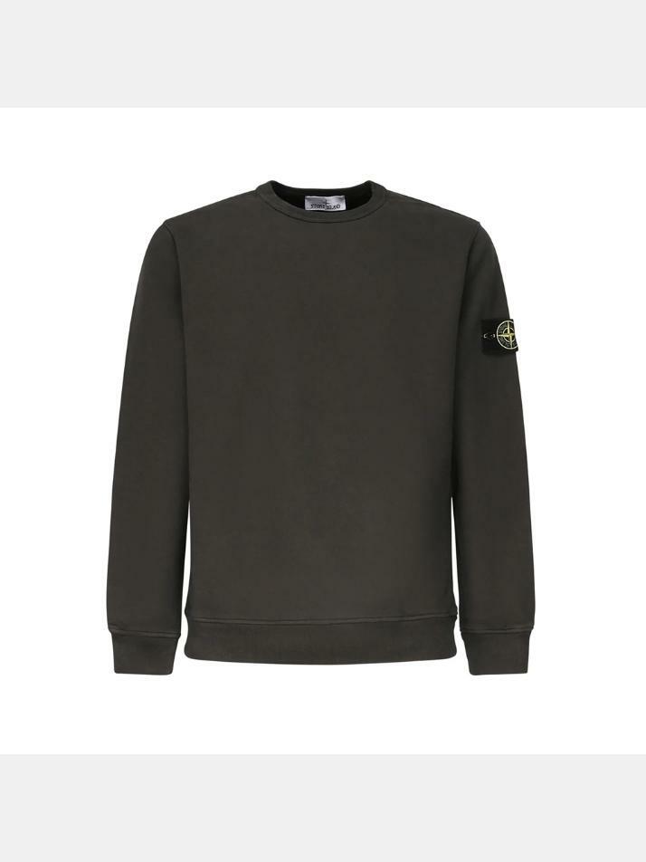 [스톤 아일랜드] 25FW 와펜 패치 기모 맨투맨 리드그레이 K2S15 6100028 S0A20 V0062