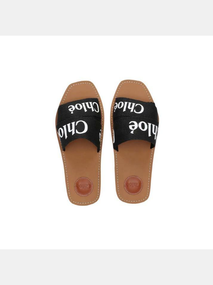 [끌로에] 26SS 우디 로고 스트랩 샌들 블랙 CHC22U188Z3 001