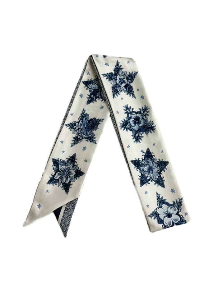 [크리스챤디올] 26SS 플라워 스타 미차 실크 스카프 화이트/네이비 55LKY106I610 506