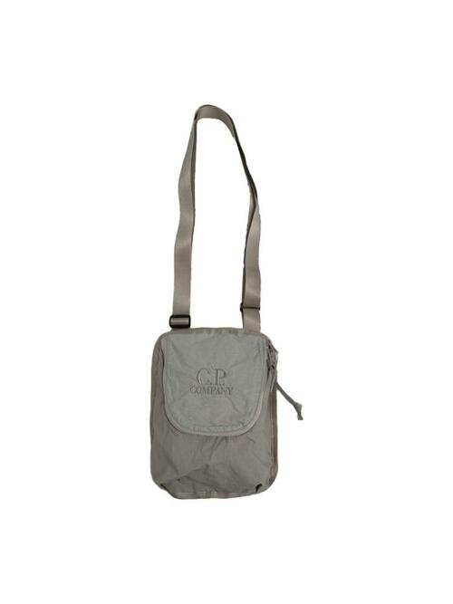 [CP 컴퍼니] 25FW 로고 자수 플레인 페이퍼 터치 크로스백 그레이 19CMAC119A 110188G 331