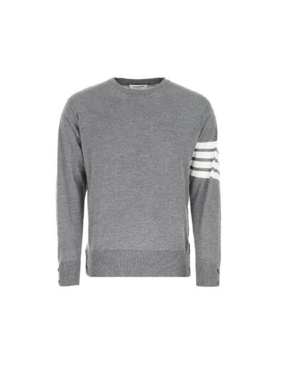 [톰브라운] 26SS 사선완장 클래식 크루넥 풀오버 니트 페일그레이 MKA002A Y1014 058