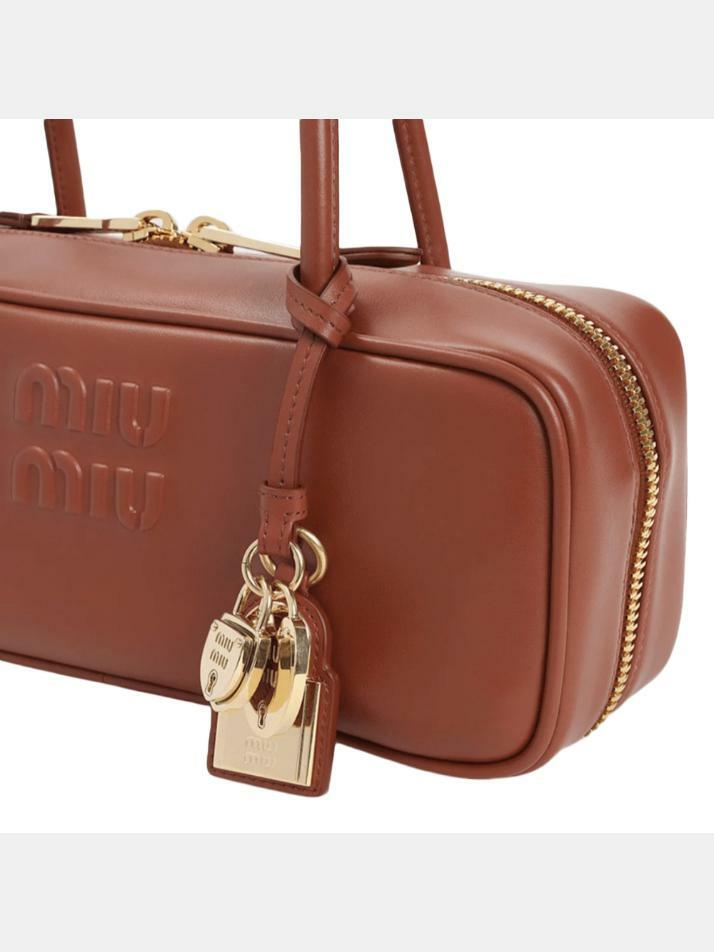 [미우미우] 26SS 엠보 로고 레더 스몰 보백 러스트 5BB173 2CRW F0033