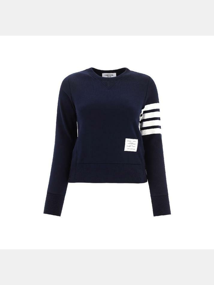 [톰브라운] 26SS 여성 사선 완장 클래식 맨투맨 네이비 FJT002A 00535 415