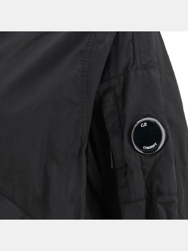 [CP 컴퍼니] 26SS 렌즈 와펜 크롬 R 하이넥 자켓 블랙 20CMOW006A 005904D 999