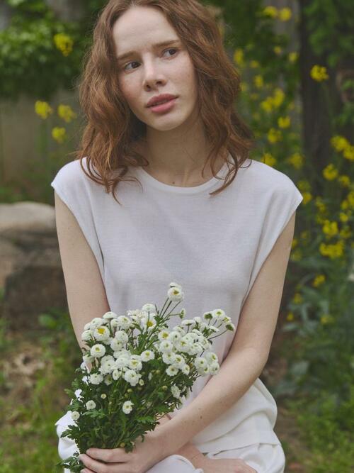 silk 30% merino wool 70% | sleeveless knit top - White