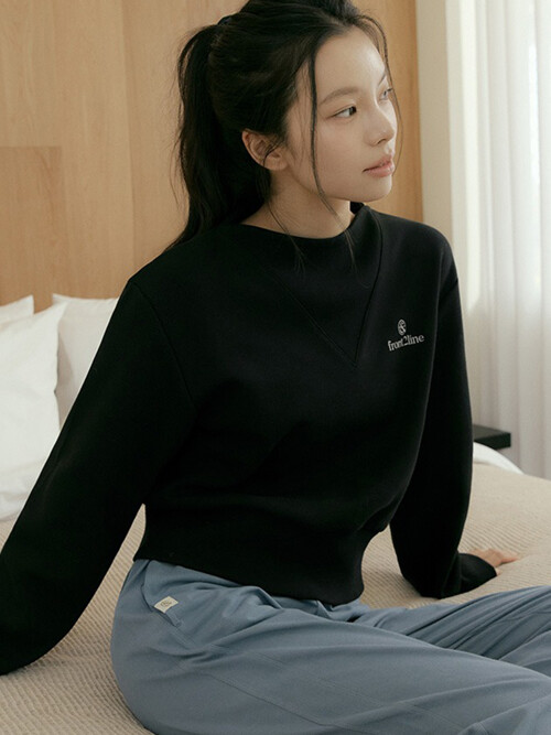 밸런싱 크롭 맨투맨