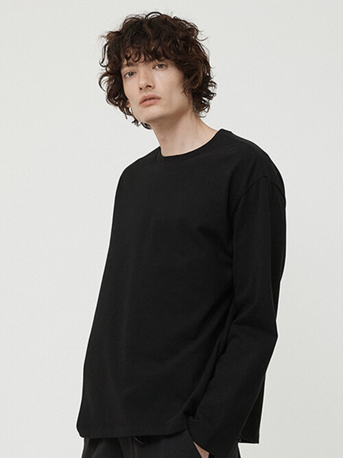 MAN ESSENTIAL LONG SLEEVE TEE BLACK