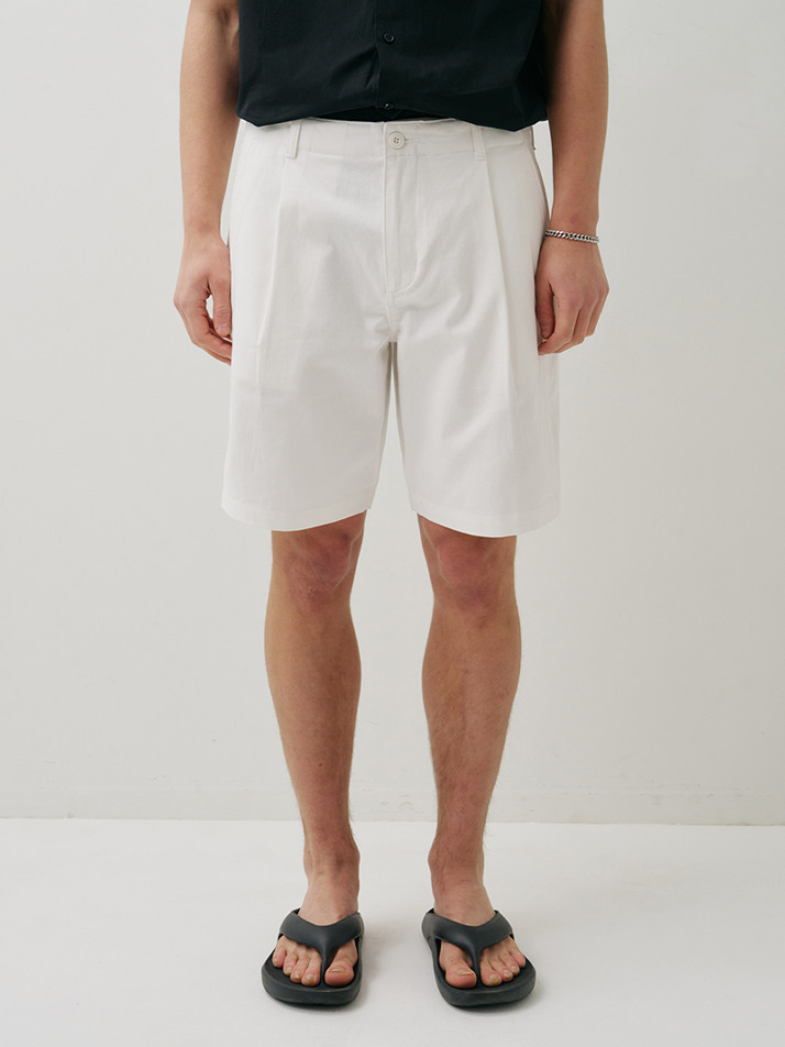 BASIC STANDARD FIT ONE-TUCK SHORTS WHITE