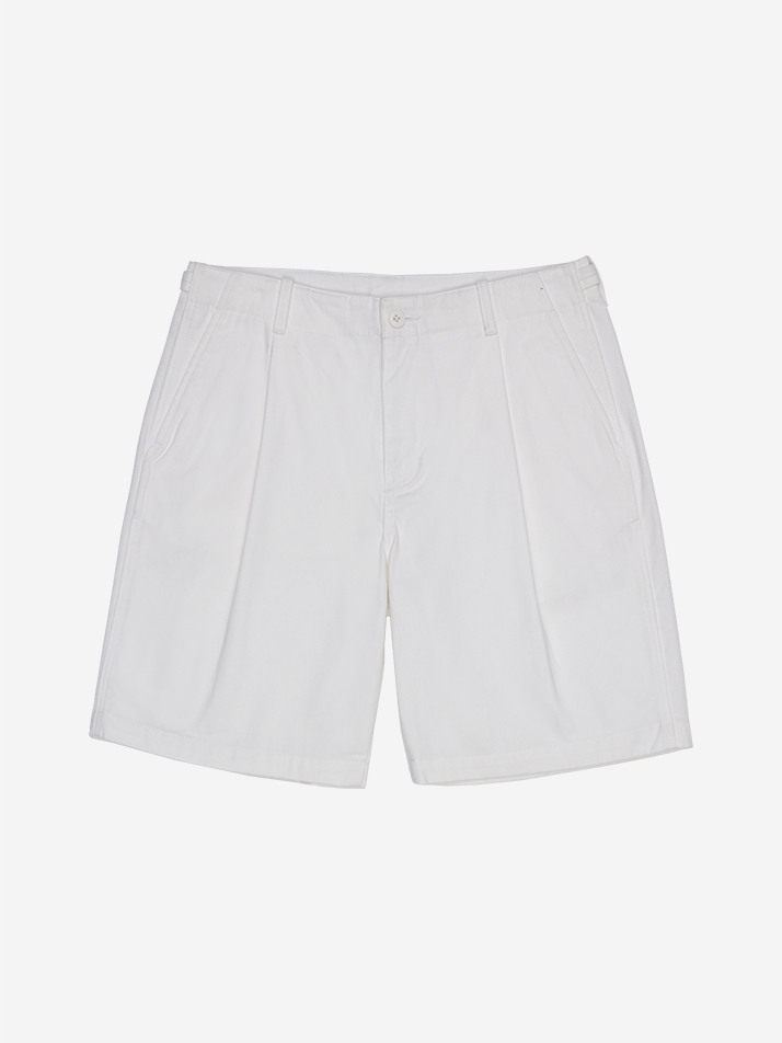 BASIC STANDARD FIT ONE-TUCK SHORTS WHITE