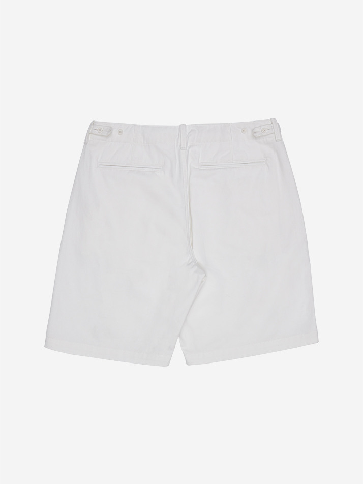 BASIC STANDARD FIT ONE-TUCK SHORTS WHITE
