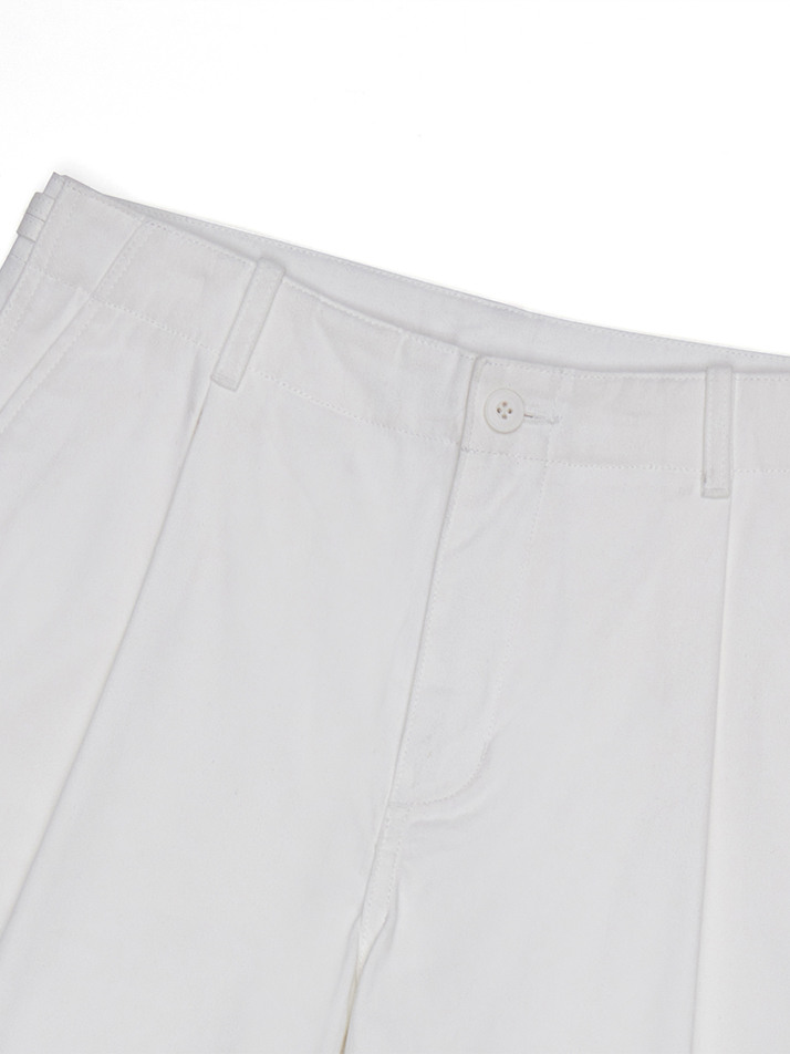 BASIC STANDARD FIT ONE-TUCK SHORTS WHITE