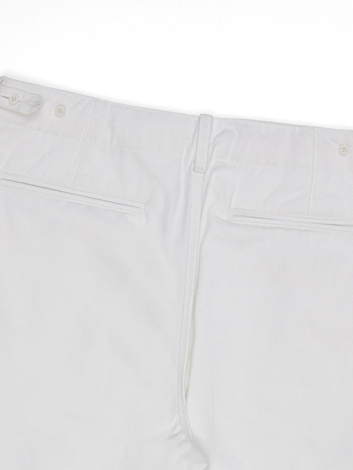 BASIC STANDARD FIT ONE-TUCK SHORTS WHITE