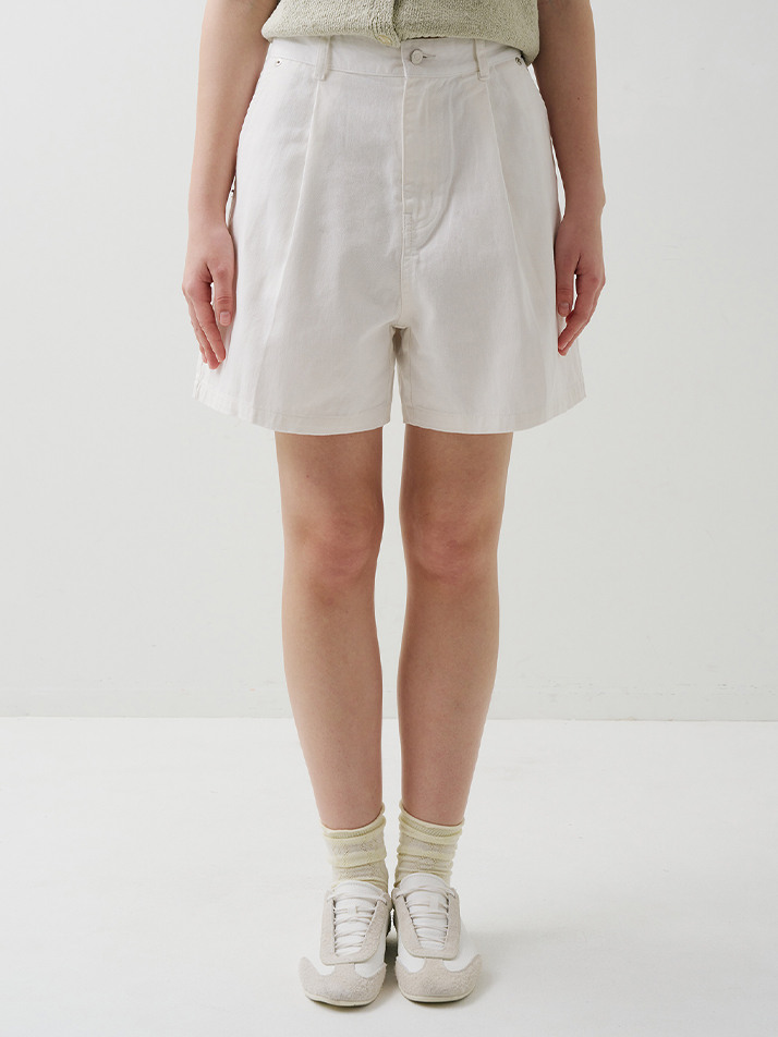 WIDE TWO-TUCK HALF-PANTS WHITE