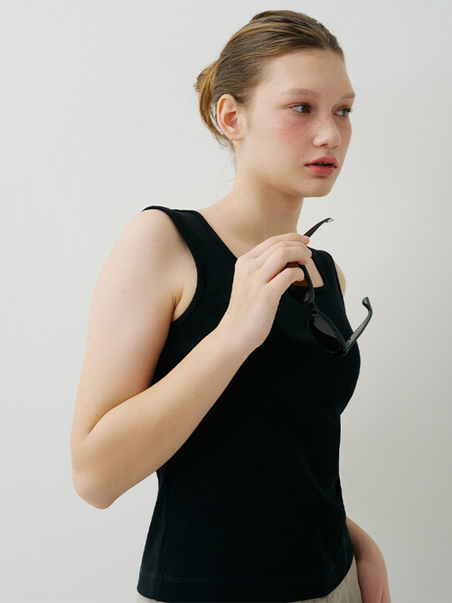 SQUARE NECK SLEEVELESS BLACK