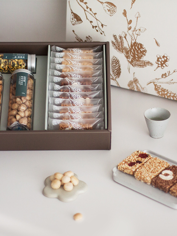 마음을 더하다 726g 4가지맛 수제강정 24개입 견과류 2개입 국화꽃차 1개입 /쇼핑백