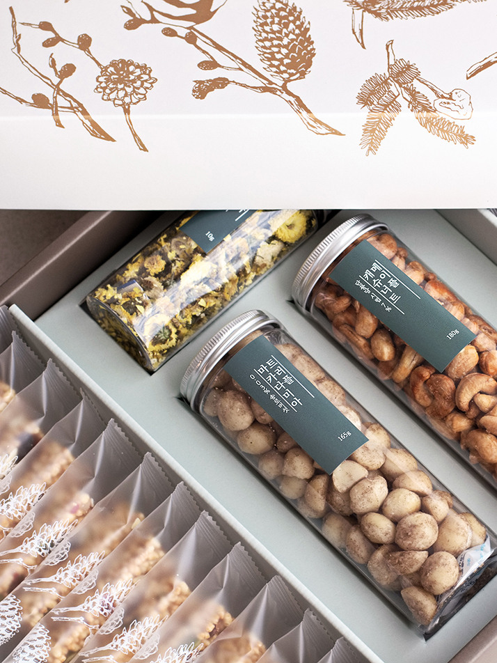 마음을 더하다 726g 4가지맛 수제강정 24개입 견과류 2개입 국화꽃차 1개입 /쇼핑백