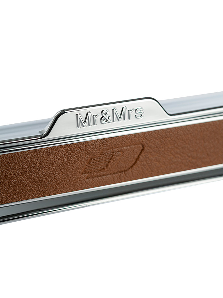 미스터앤미세스 차량용방향제 에보 브라운레더 크롬실버