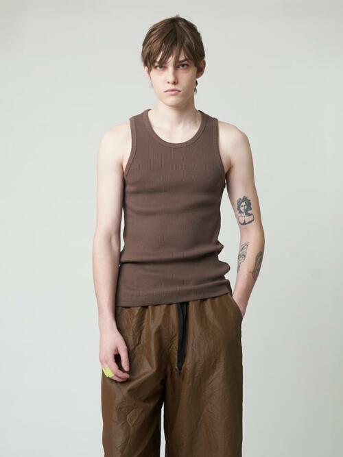 AU51TN09 M_리브드 슬리브리스 탑_라이트브라운