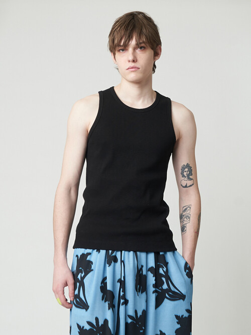 AU51TN09 M_리브드 슬리브리스 탑_블랙