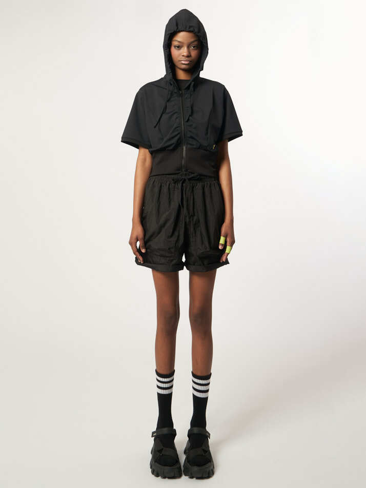 AW61JP03_밴딩 크롭 후디_블랙