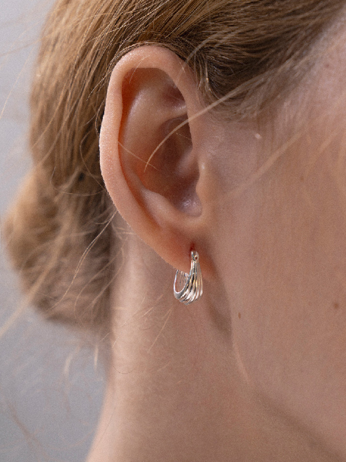 제이누이 플리츠 커브 귀걸이 silver