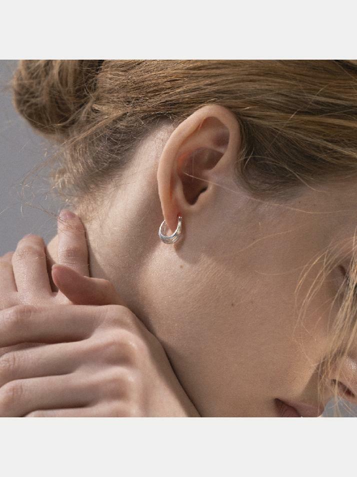 제이누이 플리츠 커브 귀걸이 silver