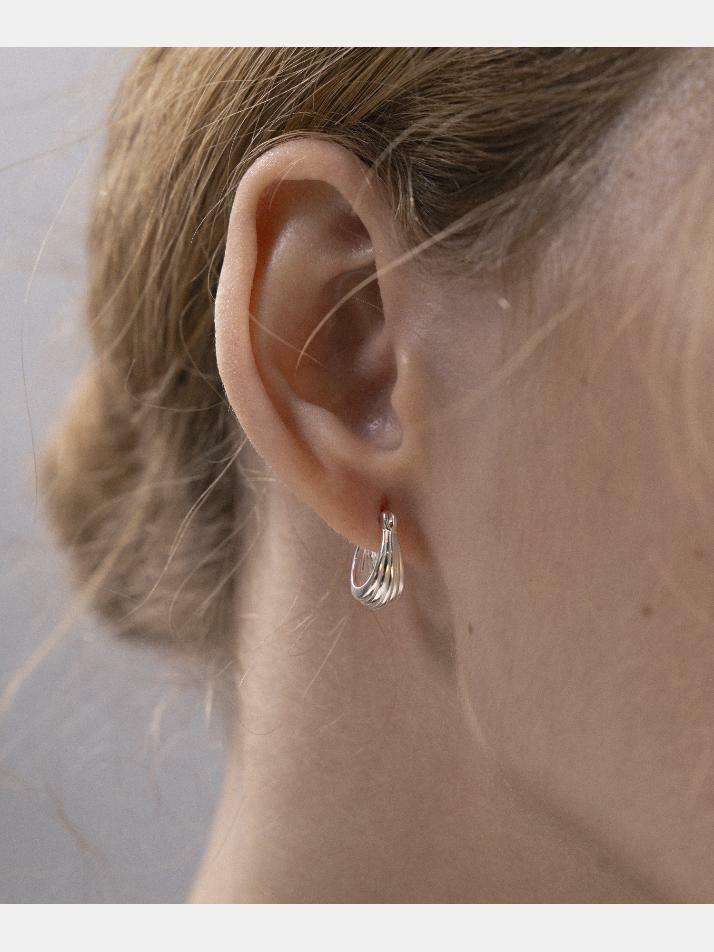 제이누이 플리츠 커브 귀걸이 silver