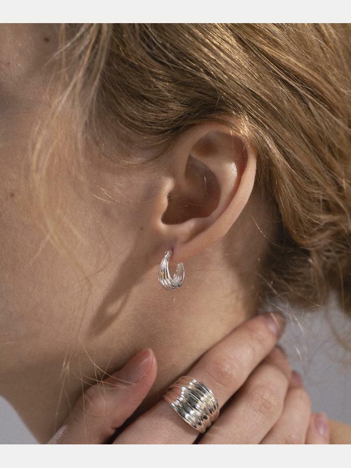 제이누이 플리츠 커브 귀걸이 silver