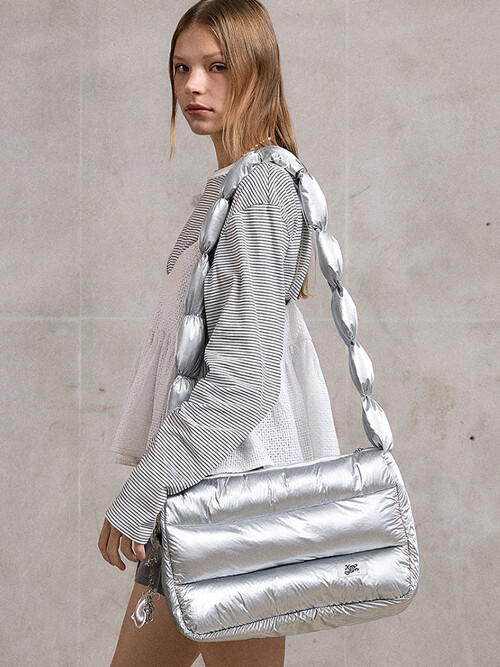 크라프얀 패디드 라지 크로스백 글로시실버