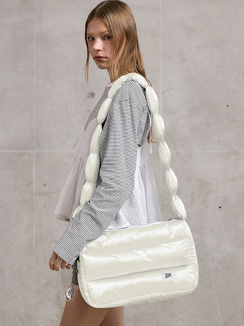 크라프얀 패디드 라지 크로스백 글로시아이보리