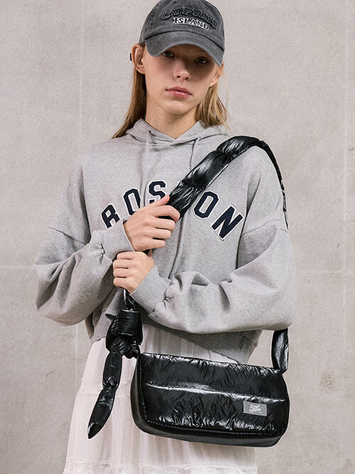 크라프얀 패디드 스몰 크로스백 글로시 블랙