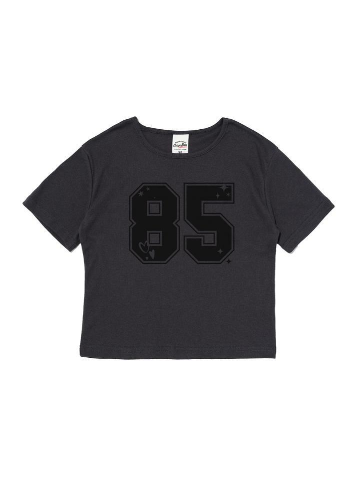 85 바시티 크랙 숏 반팔 티셔츠 (차콜)