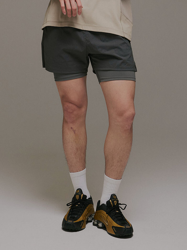 에어 포켓 레이어 런 쇼츠 차콜