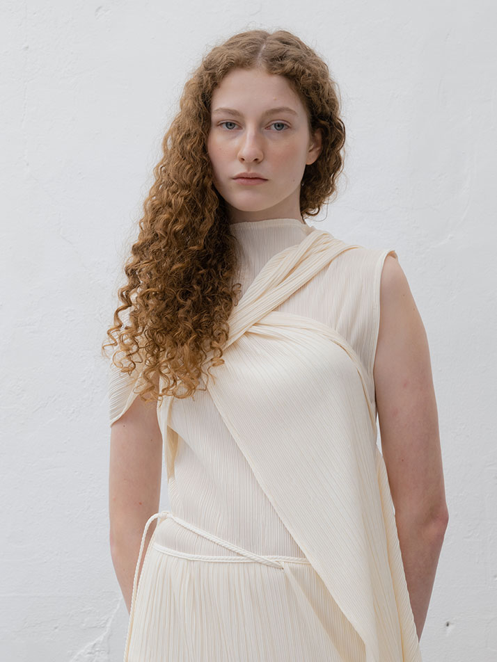 PLEATS MOCKNECK SLEEVELESS TOP & MUFFLER SET IVORY